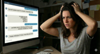 לקוחה מתוסכלת משיחה עם צ'אטבוט רגיל לגבי עיכוב במשלוח